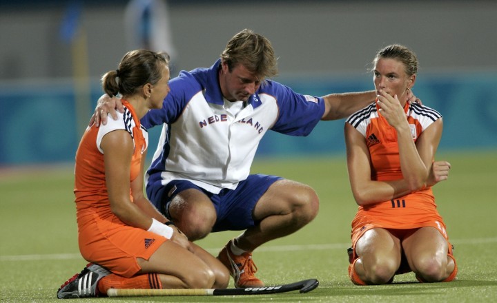 26-08-2004 Athene, Hockey Nederland-Duitsland dames 1-2 28ste Olympische Spelen DVD 137 Drama na het verlies van de finale, coach Marc Lammers tussen zijn speelsters Ageeth Boomgaard en Mijntje Donner (l) Foto en copyright: Leo Vogelzang bv